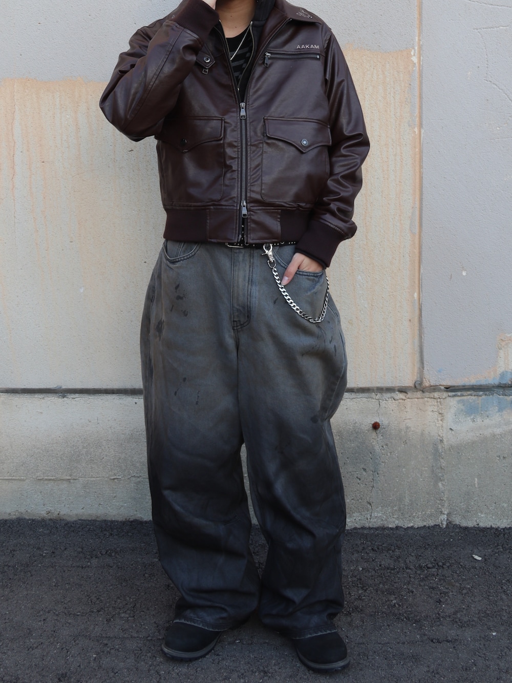 その他のライダースジャケット、その他のデニムパンツ、ブラック系のブーツを着用したメンズの秋コーディネートの4枚目の写真