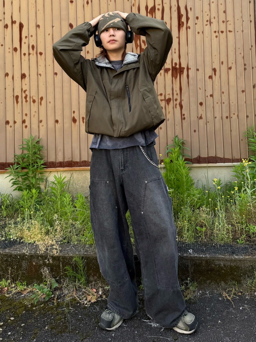 「古着、古着MIX、ストリート、ストリートコーデ、テック系、梅雨、雨の日コーデ、ビーニー、マウンテンパーカー、デニム、バギーパンツ、スニーカー、トレッキングシューズ、カーキ、レイヤードスタイル」｜「ARC'TERYXのARC'TERYX/アークテリクス 【販路限定】Lightweight Grotto Toque（ニットキャップ/ビーニー、グリーン系）」を使った、''r_e_n"さん（メンズ・167cm）の夏コーディネートの3枚目の写真