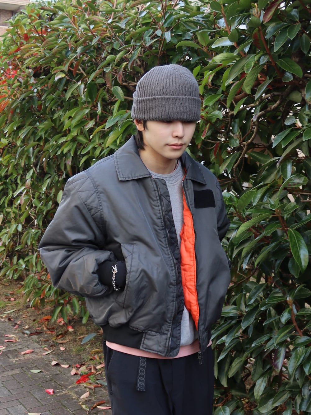 ピンク系のTシャツ/カットソー、その他のMA-1、ブラック系のカーゴパンツを着用したメンズの冬コーディネートの3枚目の写真