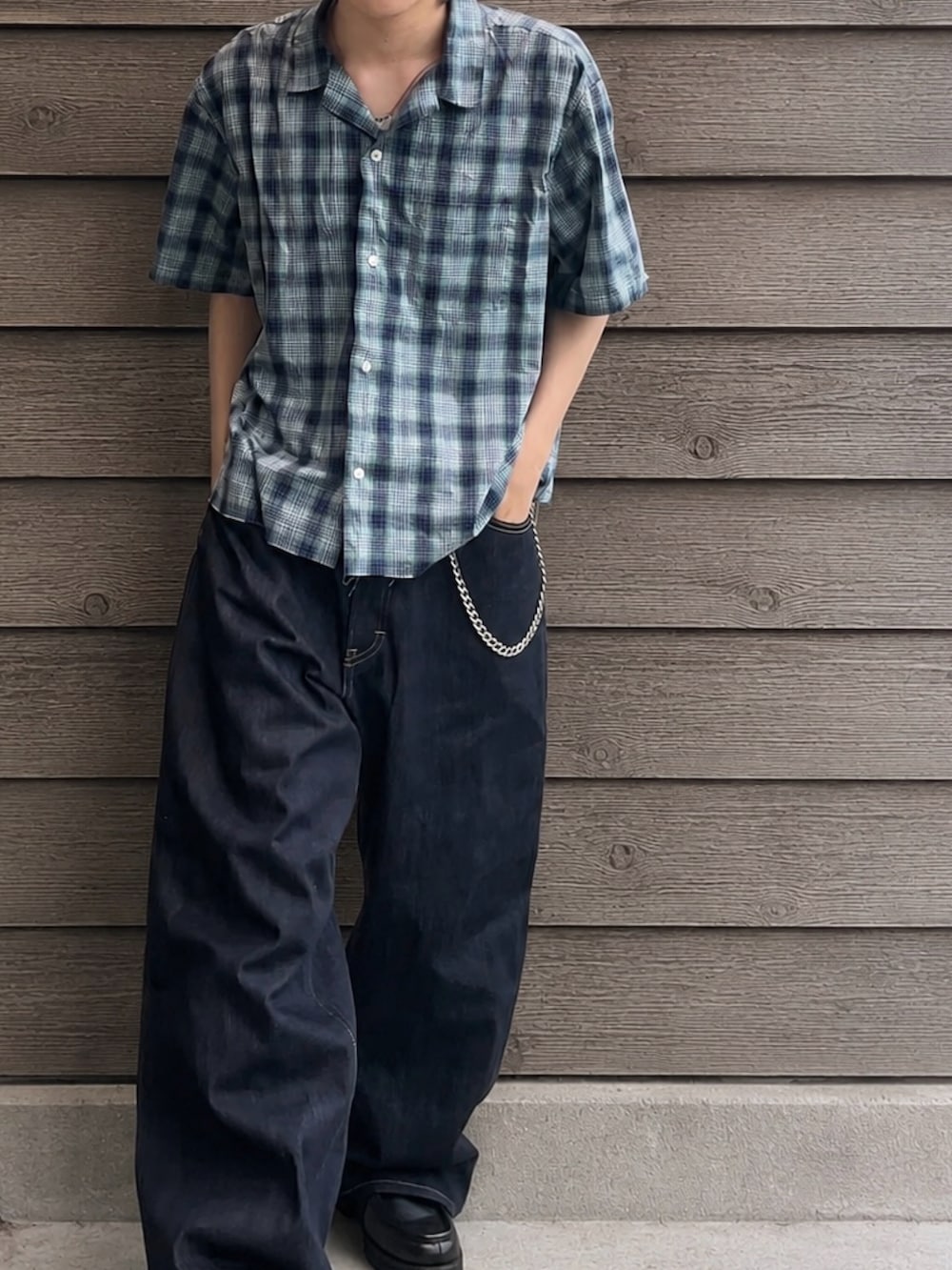ブルー系のデニムパンツ、ブラック系のドレスシューズ、ブルー系のシャツ/ブラウスを着用したメンズの夏コーディネートの3枚目の写真