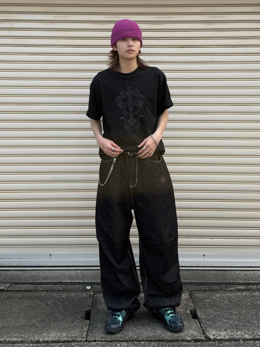 ブラック系のスニーカー、ブラック系のTシャツ/カットソー、ブラック系のデニムパンツを着用したメンズの夏コーディネートの3枚目の写真