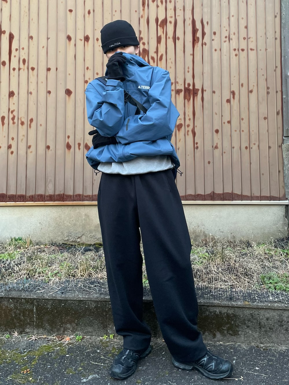 ブラック系のスニーカー、ブルー系のショルダーバッグ、ブラック系のスウェットパンツを着用したメンズの冬コーディネートの2枚目の写真