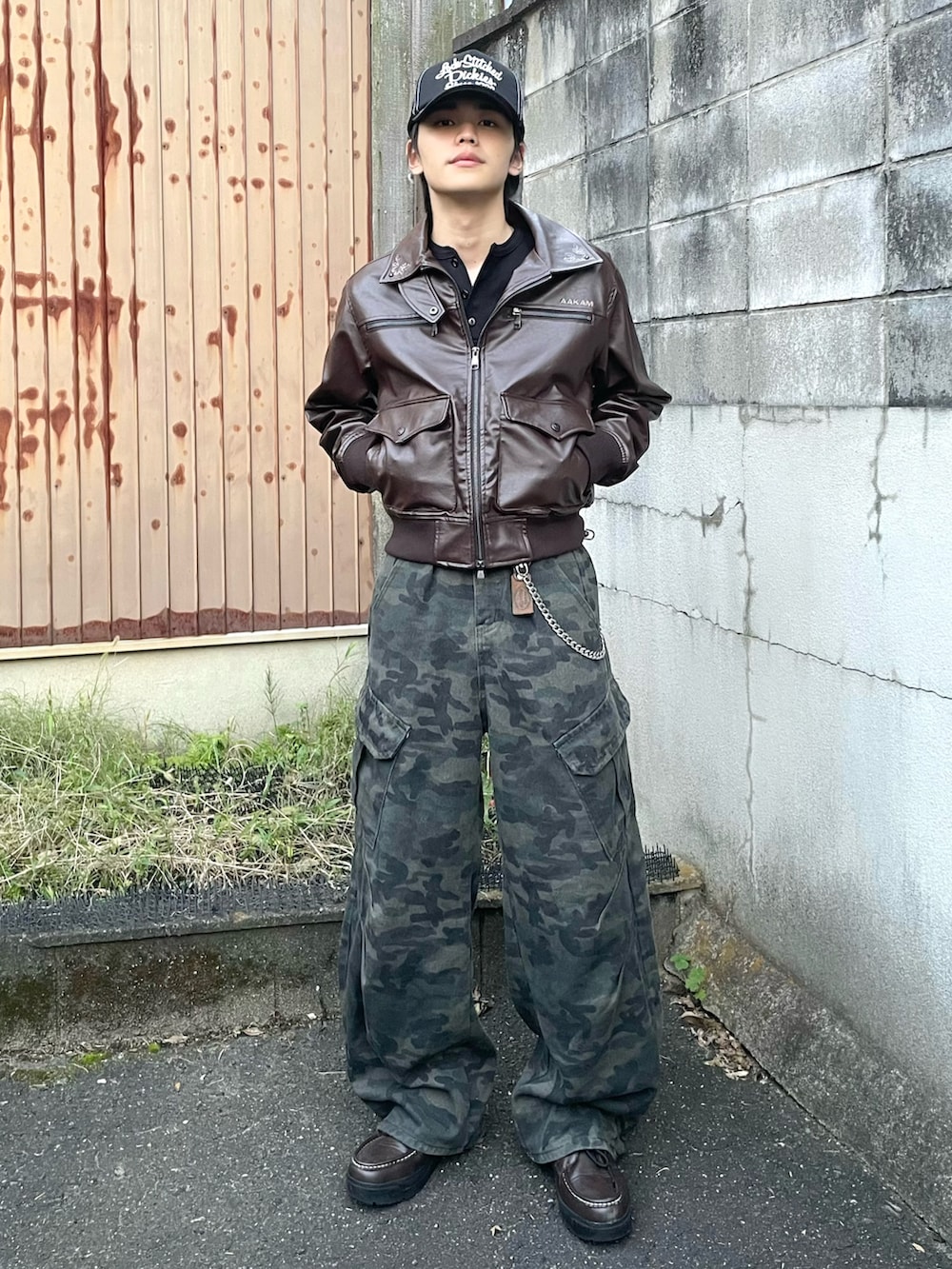 その他のライダースジャケット、ブラック系のTシャツ/カットソー、その他のカーゴパンツを着用したメンズの秋コーディネートの2枚目の写真