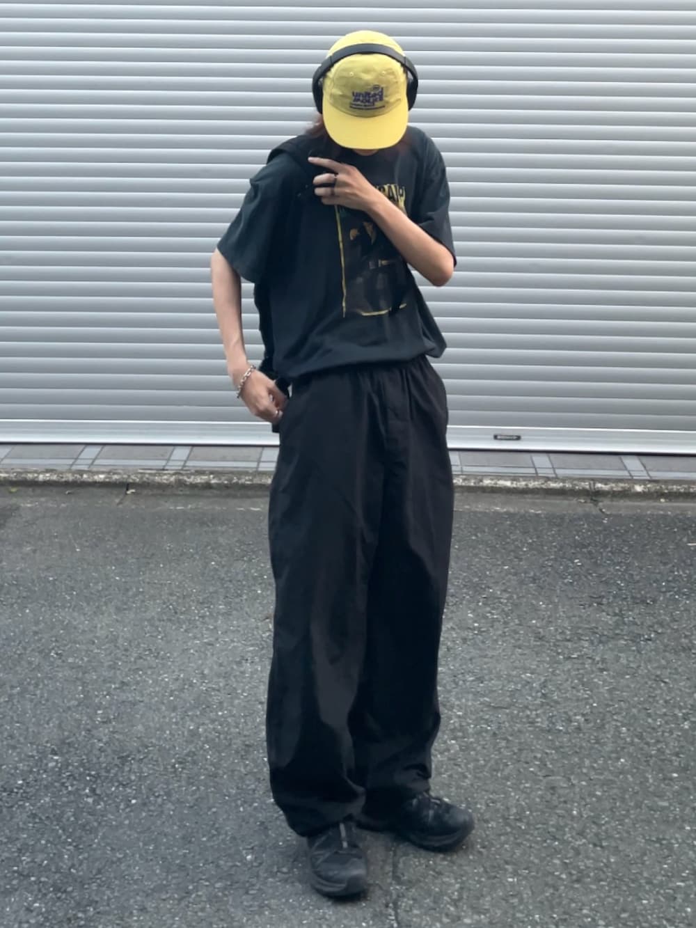 ブラック系のその他パンツ、イエロー系のTシャツ/カットソー、ブラック系のショルダーバッグを着用したメンズの夏コーディネートの2枚目の写真
