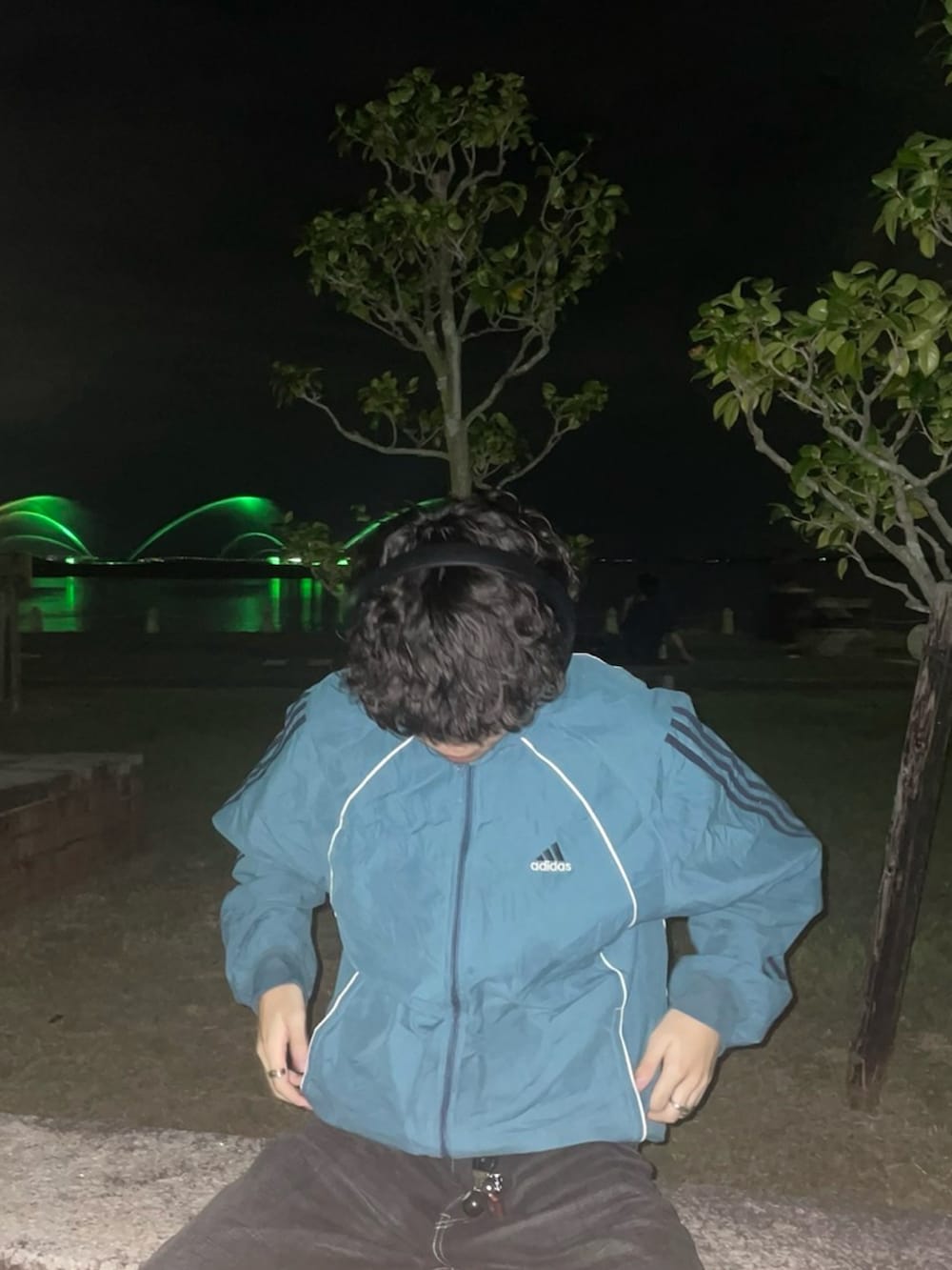 ブルー系のナイロンジャケット、ブラック系のデニムパンツを着用したメンズの秋コーディネートの2枚目の写真