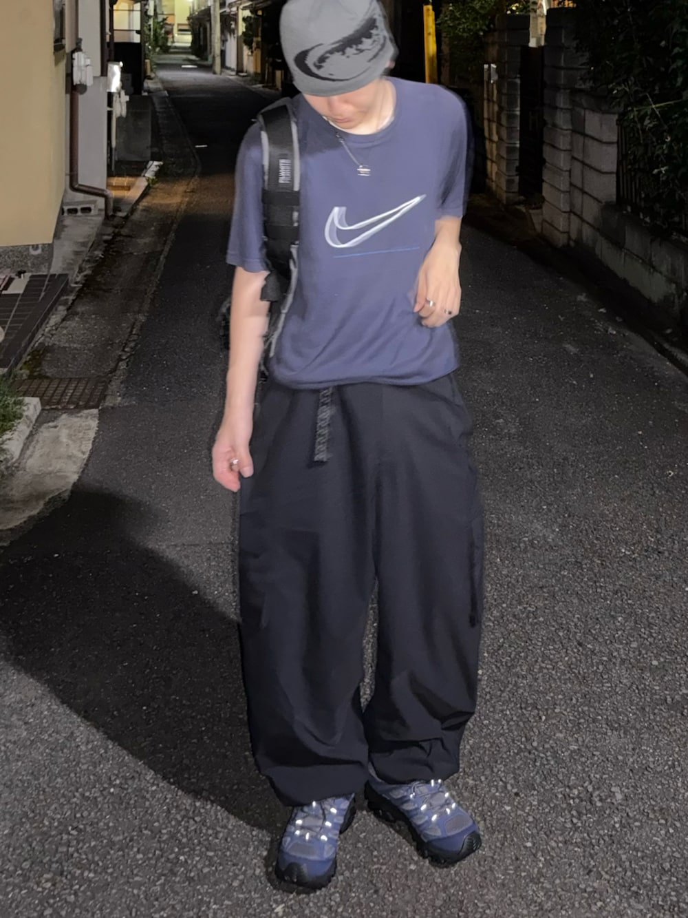 グレー系のスニーカー、ブラック系のカーゴパンツ、ブルー系のTシャツ/カットソーを着用したメンズの秋コーディネートの3枚目の写真