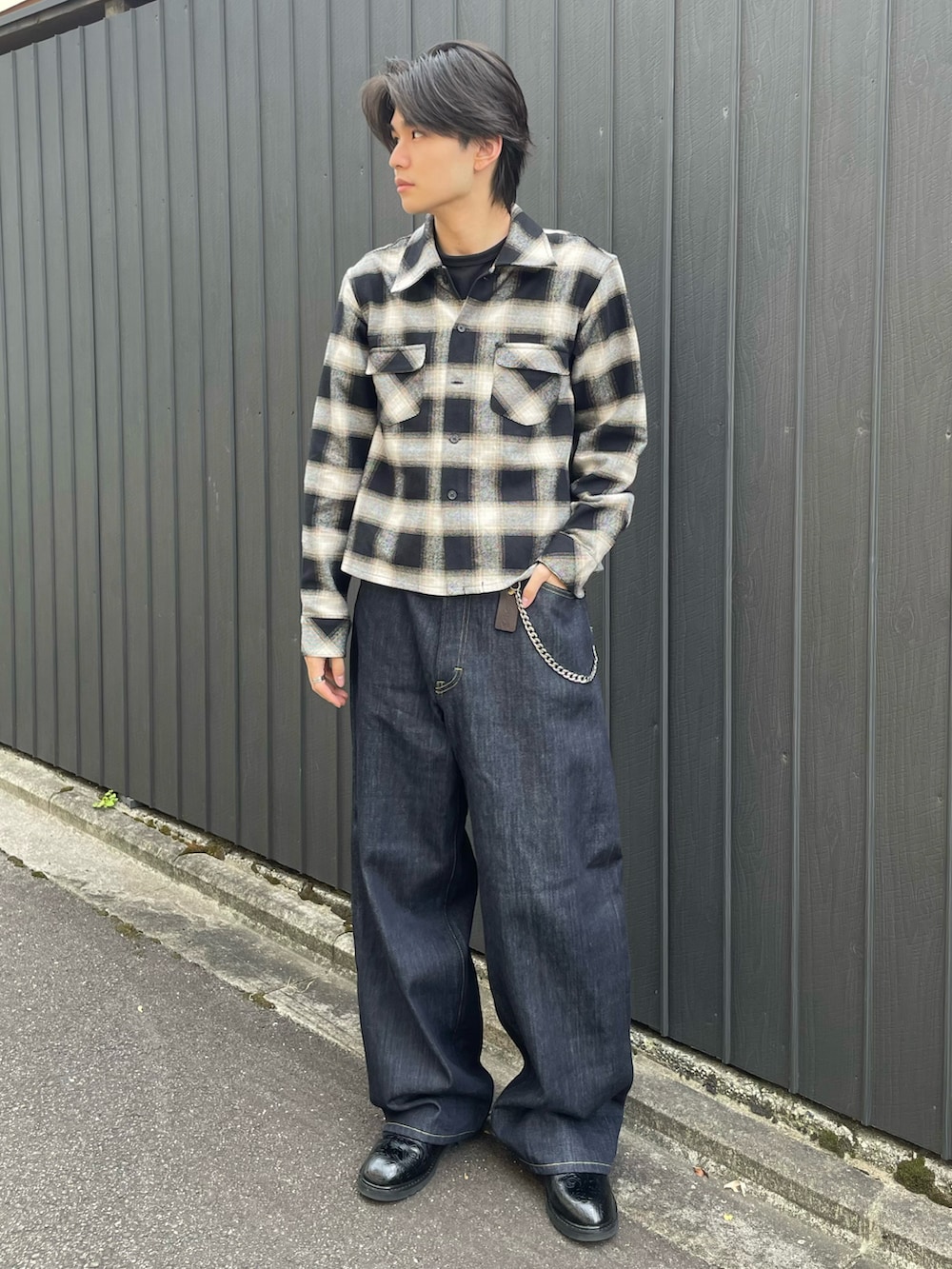 ブルー系のデニムパンツ、ブラック系のシャツ/ブラウス、ブラック系のTシャツ/カットソーを着用したメンズの秋コーディネートの3枚目の写真