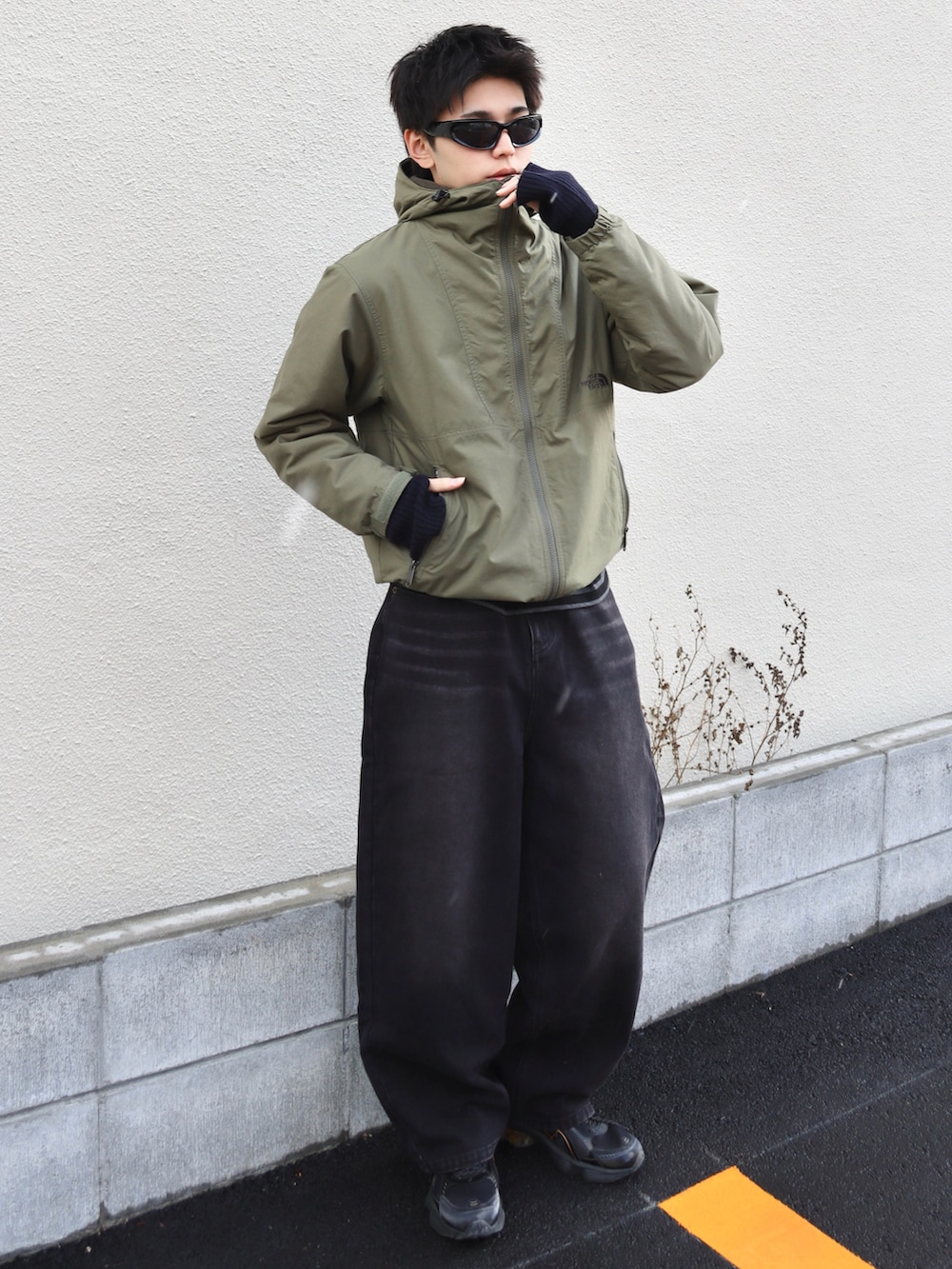 その他のTシャツ/カットソー、グリーン系のナイロンジャケット、ブラック系のスニーカーを着用したメンズの冬コーディネートの2枚目の写真