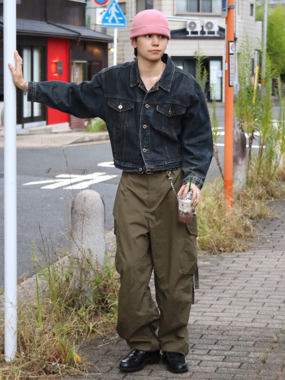 グリーン系のカーゴパンツ、ホワイト系のタンクトップ、ブラック系のローファーを着用したメンズの秋コーディネートの2枚目の写真