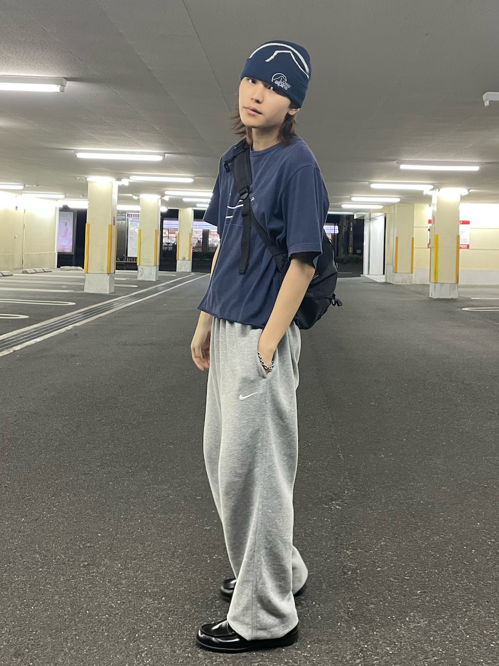 「古着、古着MIX、ショルダーバッグ、Tシャツ、夏コーデ、ラフ、ローファー、スウェットパンツ、ビーニー、ネイビー、グレー、シティーボーイ、お出かけコーデ、休日スタイル、スポーツミックス」｜「Lowe alpineのLOWE ALPINE/ロウアルパイン 別注 LOWE ALPINE LOGO BEANIE/ロゴ ビーニー ニットキャップ（ニットキャップ/ビーニー、ブルー系）」を使った、''r_e_n"さん（メンズ・167cm）の春コーディネートの2枚目の写真