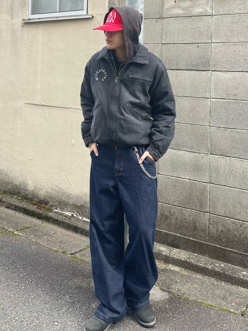 ブラック系のブーツ、その他のデニムパンツ、ブラック系のブルゾンを着用したメンズの冬コーディネートの3枚目の写真