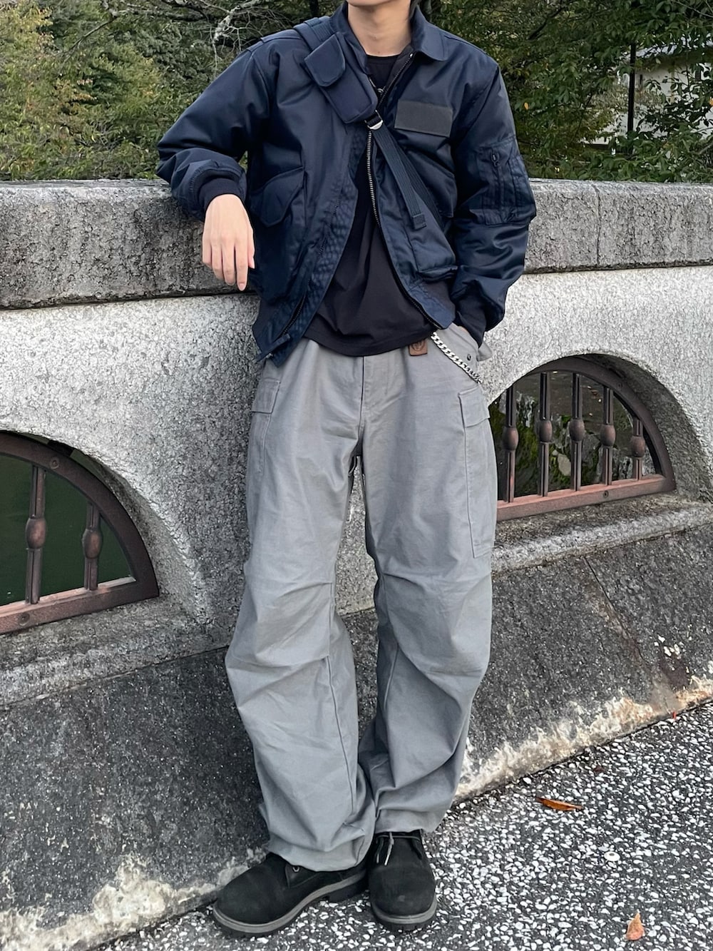 ブルー系のブルゾン、ブラック系のブーツ、ブラック系のTシャツ/カットソーを着用したメンズの秋コーディネートの4枚目の写真