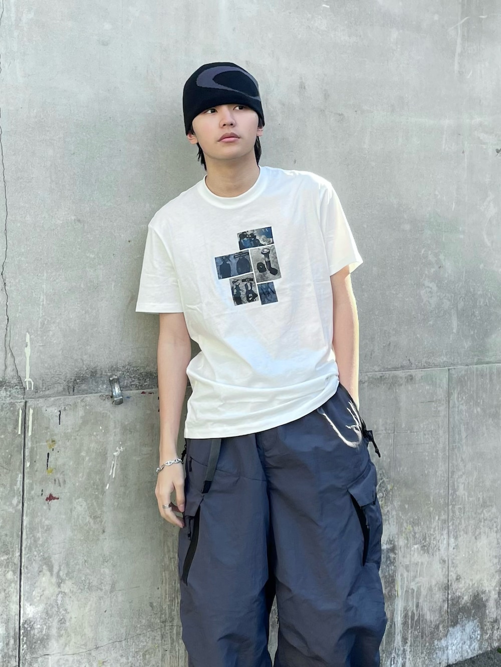 ホワイト系のTシャツ/カットソーを着用したメンズの春コーディネートの2枚目の写真