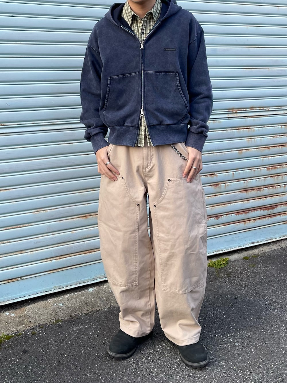 ベージュ系のその他パンツ、グリーン系のシャツ/ブラウス、ブルー系のパーカーを着用したメンズの春コーディネートの3枚目の写真