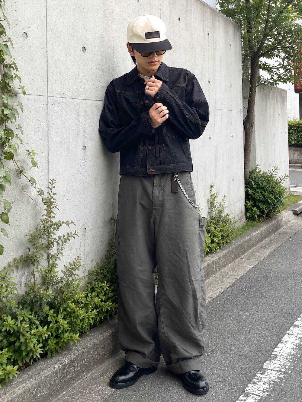 ベージュ系のTシャツ/カットソー、ブラック系のデニムジャケット、グリーン系のその他パンツを着用したメンズの秋コーディネートの2枚目の写真