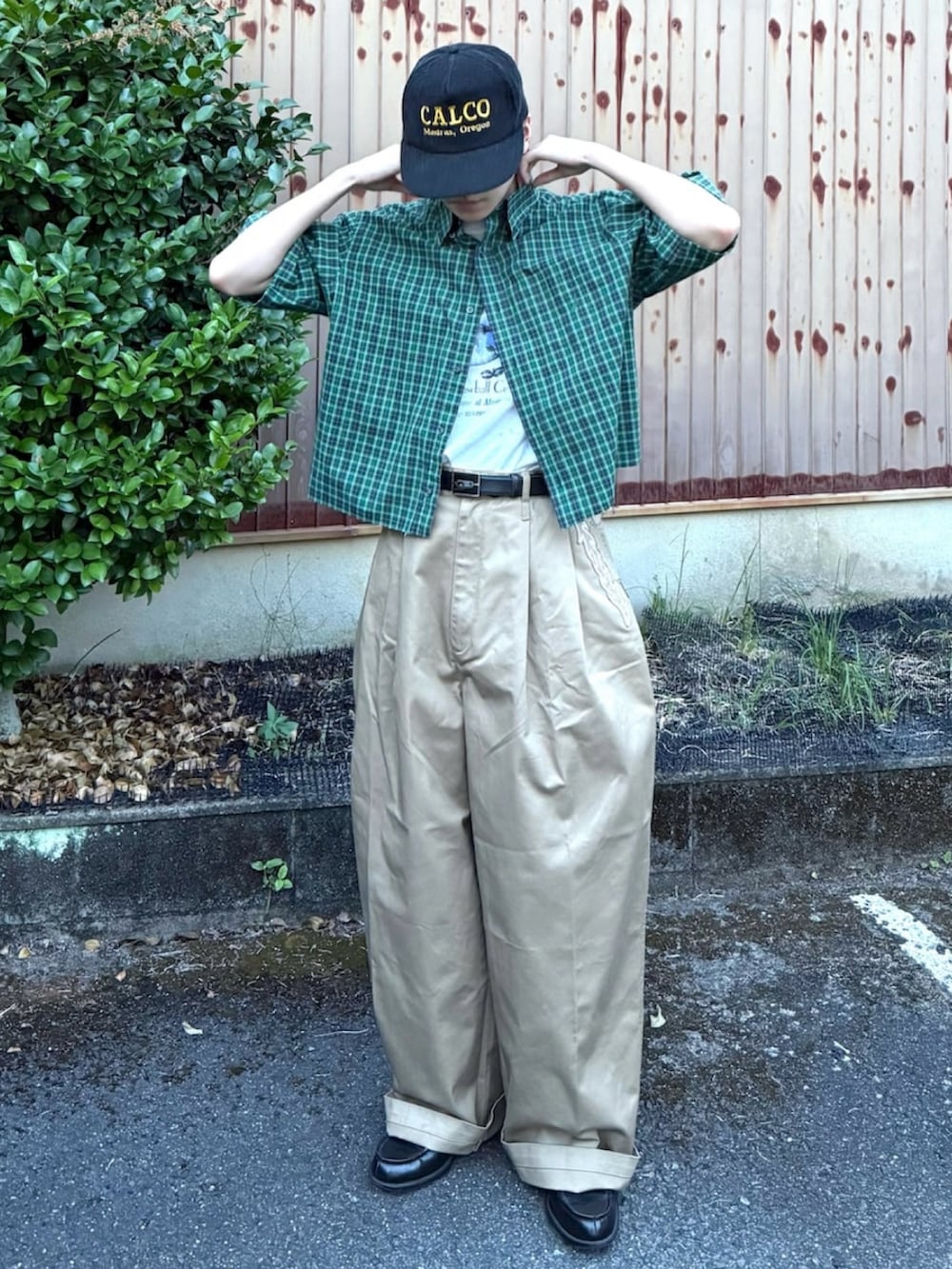 ベージュ系のチノパンツ、ブラック系のローファー、ホワイト系のTシャツ/カットソーを着用したメンズの夏コーディネートの2枚目の写真