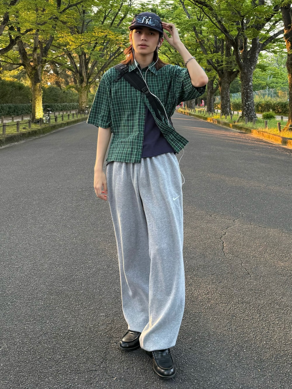 グリーン系のシャツ/ブラウス、ブルー系のTシャツ/カットソー、グレー系のスウェットパンツを着用したメンズの夏コーディネートの2枚目の写真
