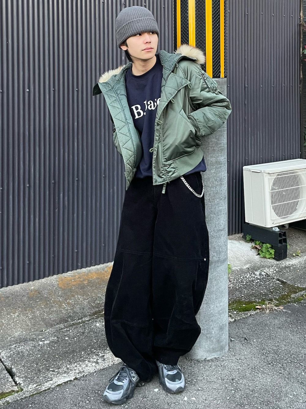 ブルー系のスウェット、その他のその他パンツ、グレー系のスニーカーを着用したメンズの冬コーディネートの2枚目の写真