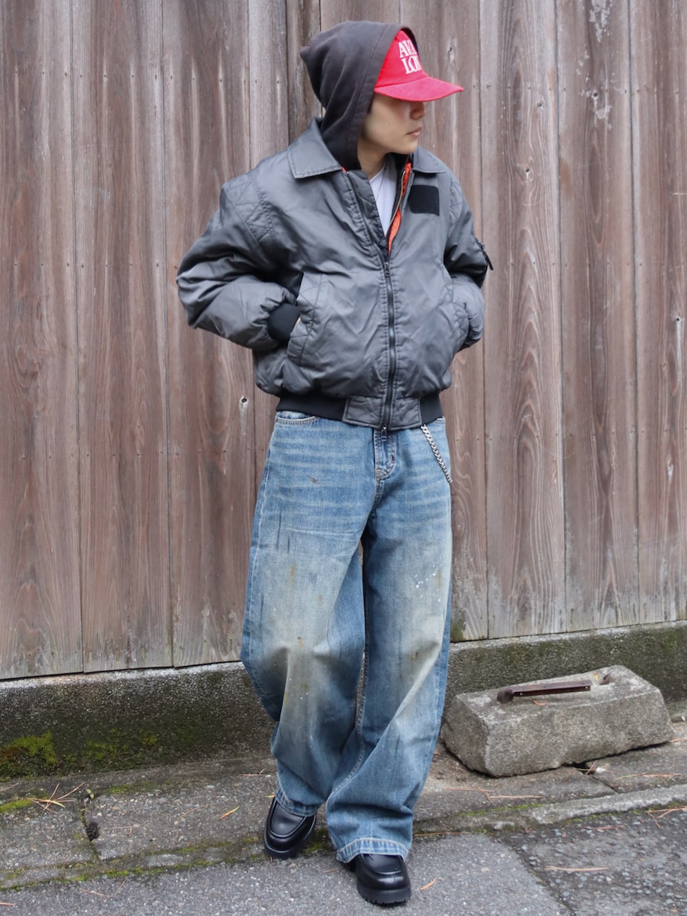 ホワイト系のTシャツ/カットソー、その他のMA-1、ブルー系のデニムパンツを着用したメンズの冬コーディネートの2枚目の写真