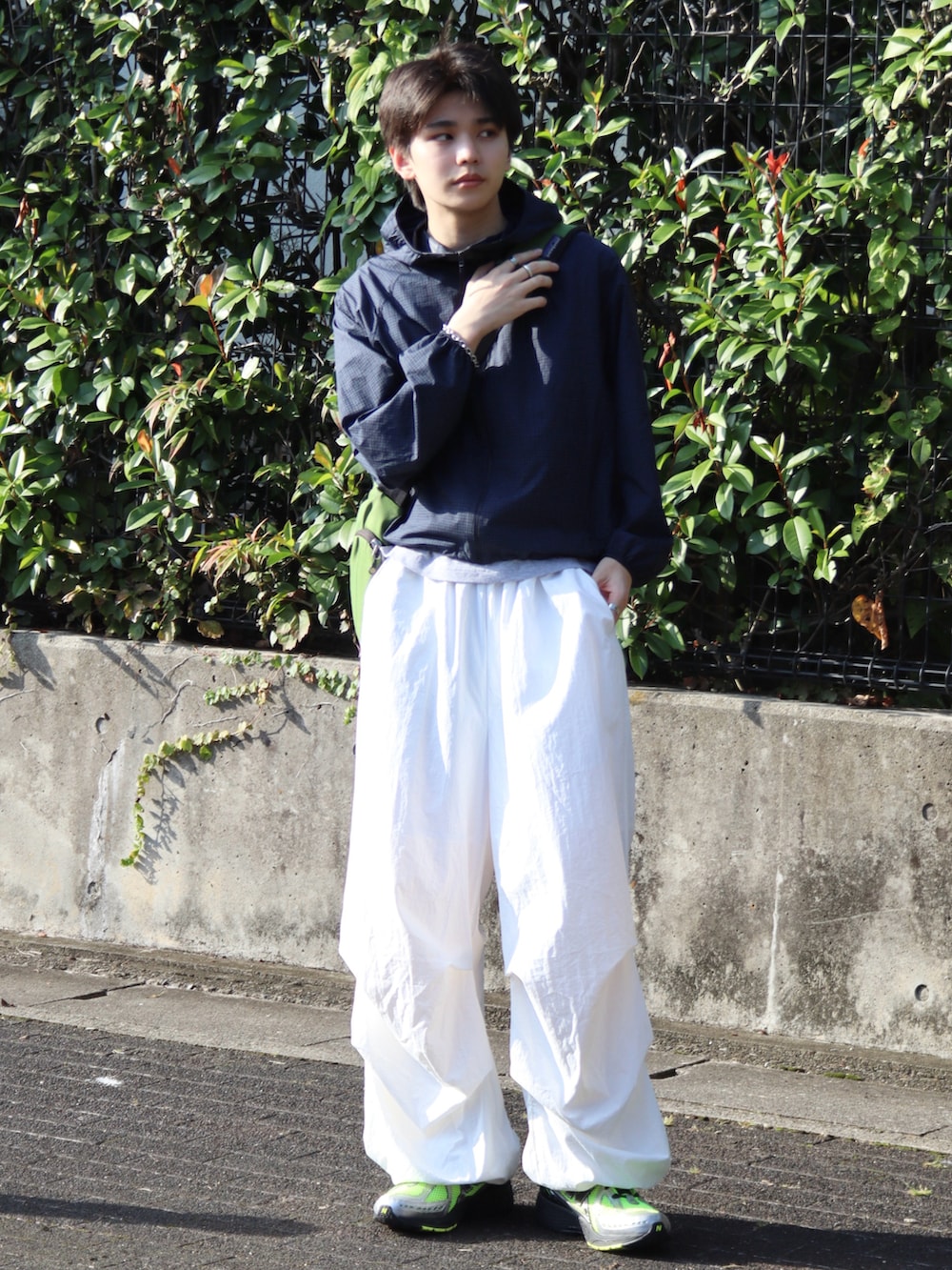 ホワイト系のその他パンツ、グレー系のTシャツ/カットソー、ブルー系のマウンテンパーカーを着用したメンズの秋コーディネートの2枚目の写真