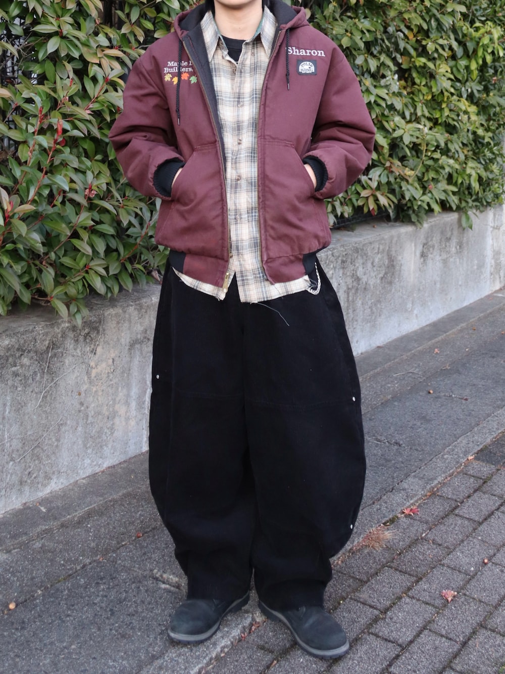 その他のその他パンツ、ブラック系のブーツ、イエロー系のシャツ/ブラウスを着用したメンズの冬コーディネートの3枚目の写真