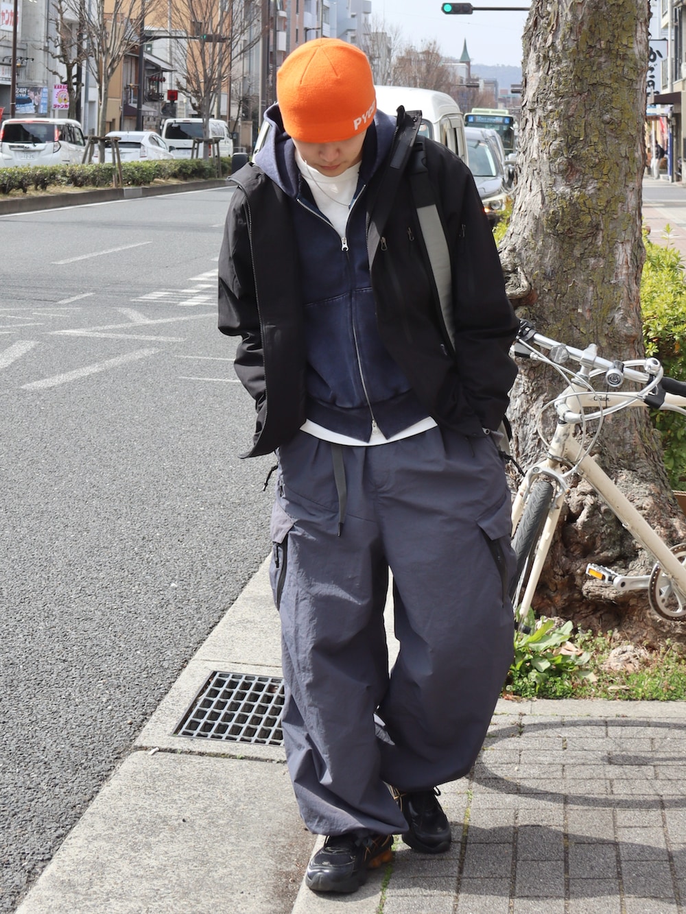 ブルー系のパーカー、ホワイト系のTシャツ/カットソー、グレー系のカーゴパンツを着用したメンズの冬コーディネートの2枚目の写真