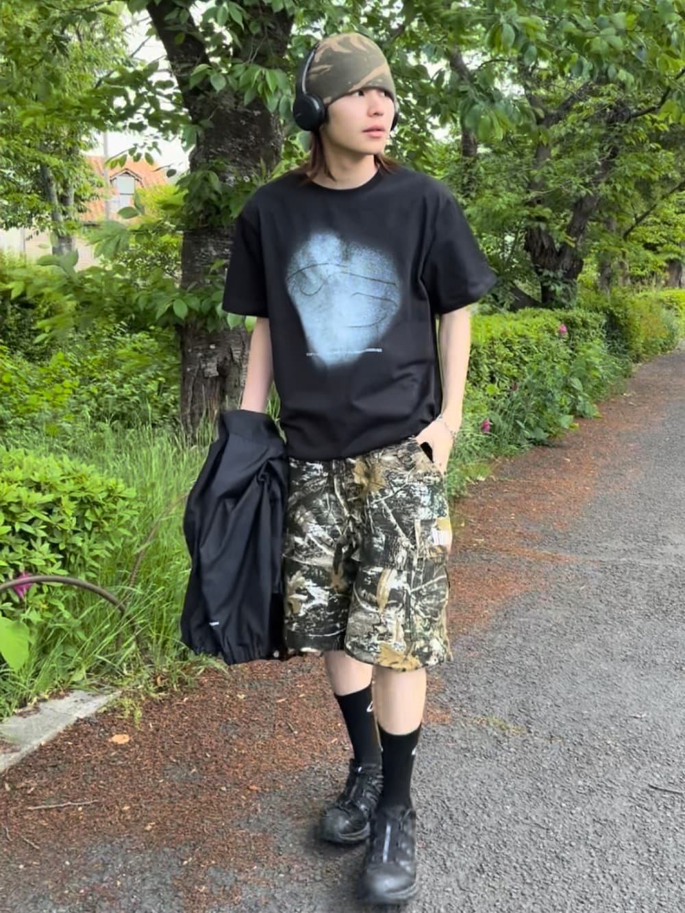 ブラック系のスニーカー、グリーン系のニットキャップ/ビーニー、ブラック系のソックス/靴下を着用したメンズの春コーディネートの2枚目の写真