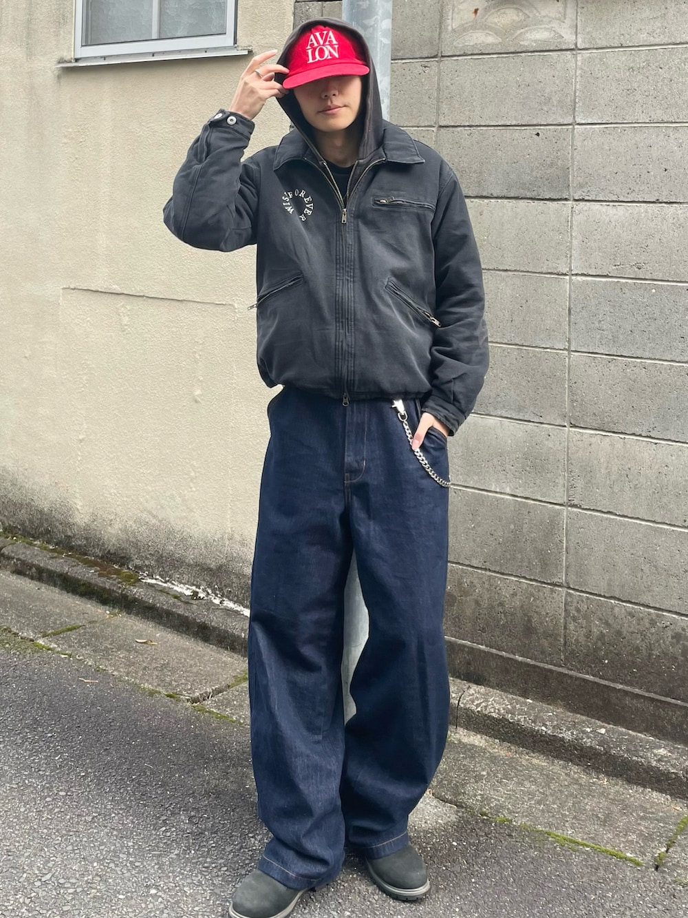 ブラック系のブーツ、その他のデニムパンツ、ブラック系のブルゾンを着用したメンズの冬コーディネートの2枚目の写真