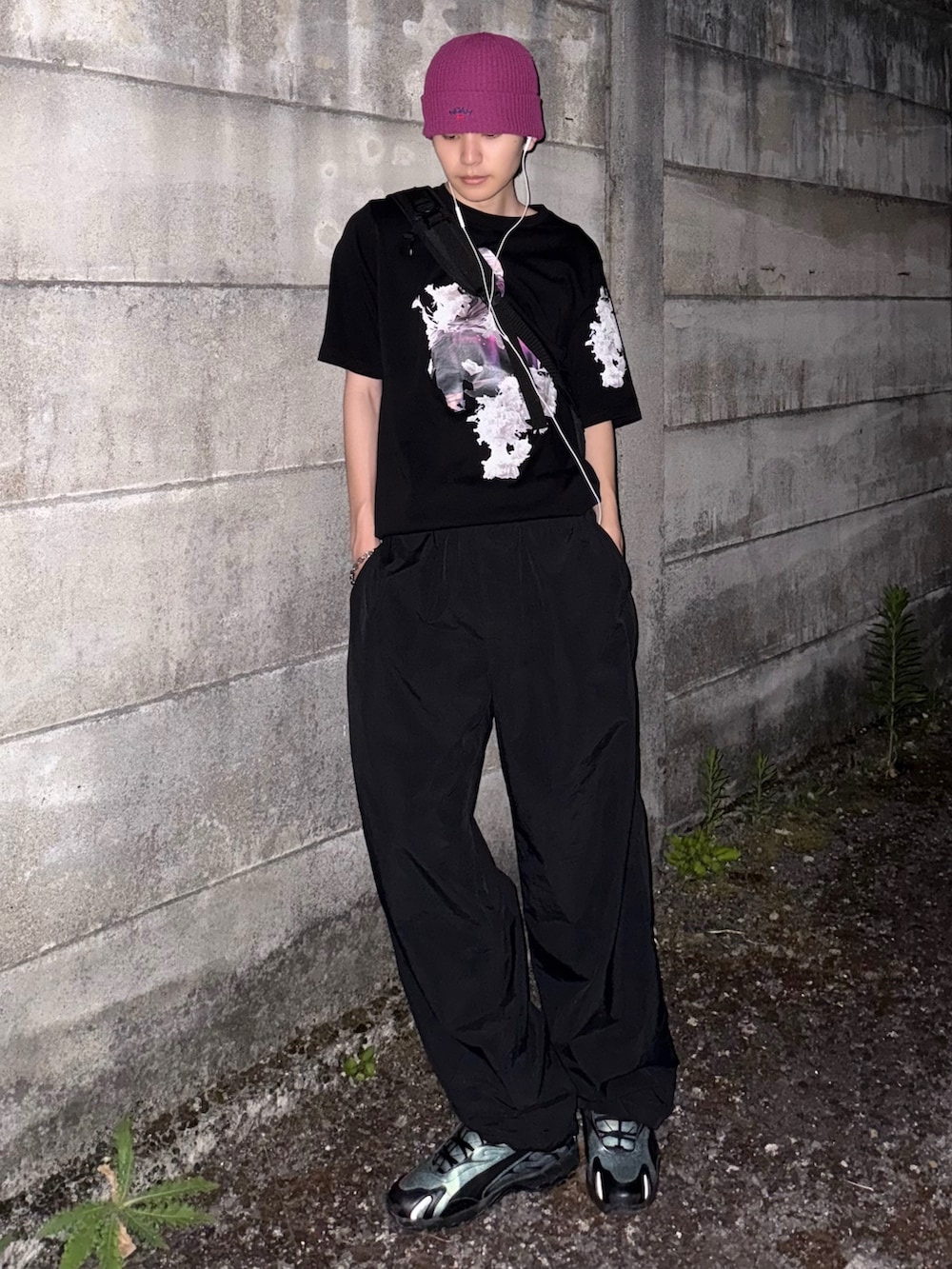 ブラック系のスニーカー、ブラック系のその他パンツ、ブラック系のTシャツ/カットソーを着用したメンズの夏コーディネートの2枚目の写真