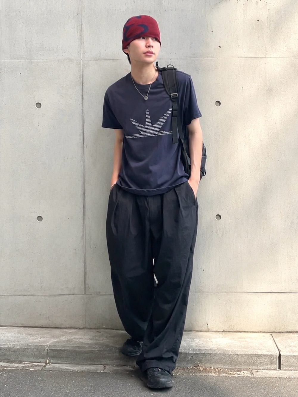 ブルー系のTシャツ/カットソー、ブラック系のその他パンツ、その他のメッセンジャーバッグを着用したメンズの夏コーディネートの2枚目の写真