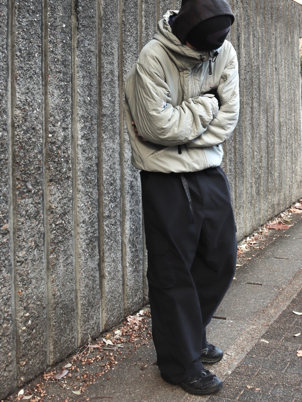 ブラック系のスニーカー、ブラック系のカーゴパンツ、ブラック系のパーカーを着用したメンズの冬コーディネートの4枚目の写真