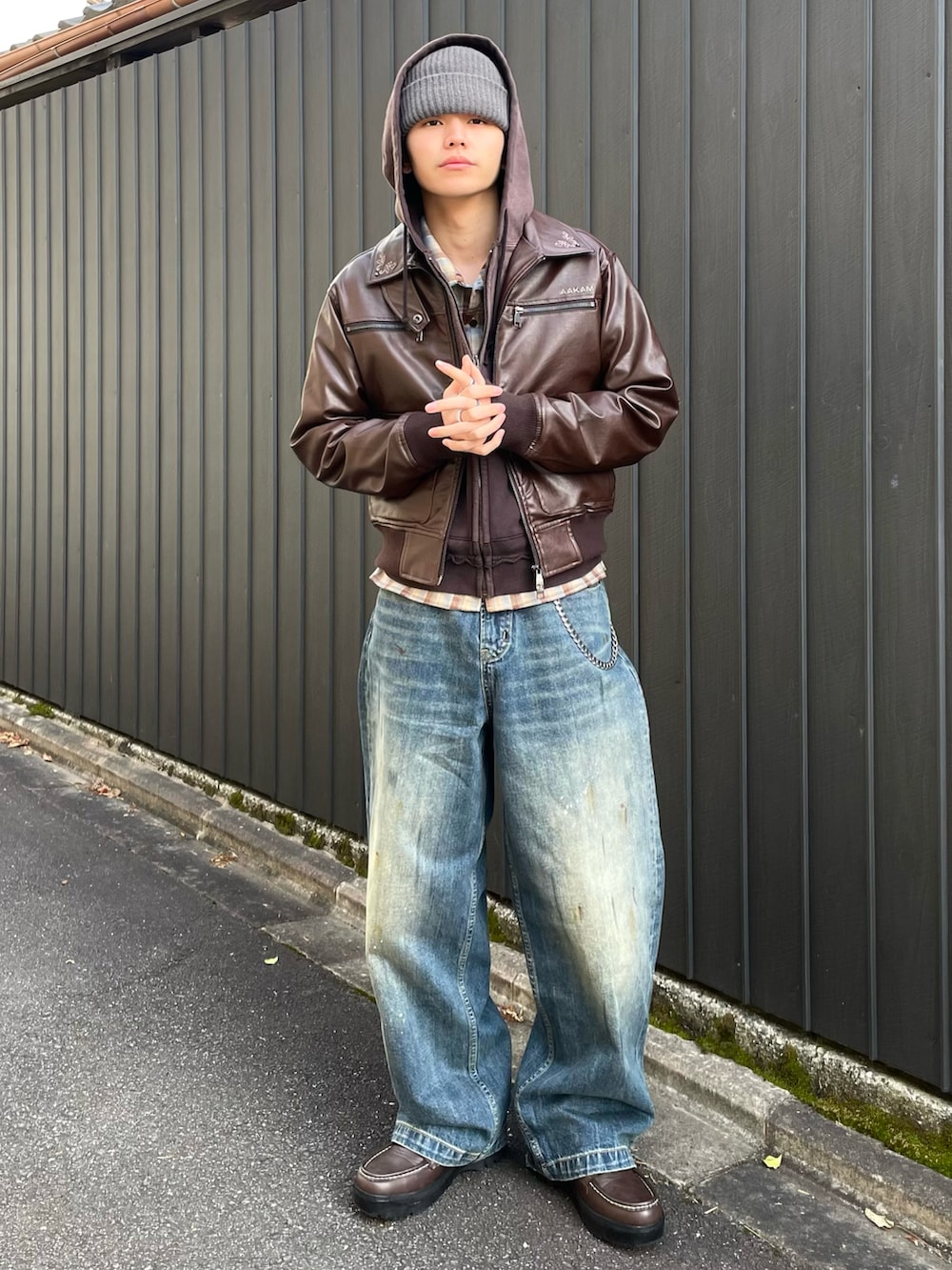 その他のライダースジャケット、ブラウン系のパーカー、ブルー系のシャツ/ブラウスを着用したメンズの冬コーディネートの2枚目の写真