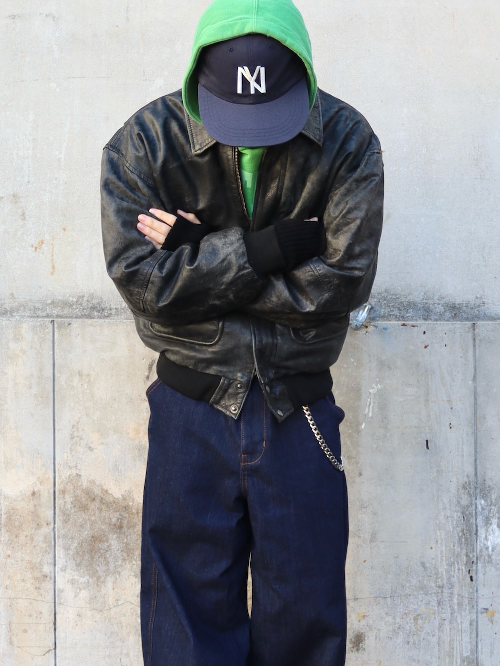 ブラック系のブーツ、その他のデニムパンツ、グリーン系のパーカーを着用したメンズの冬コーディネートの4枚目の写真