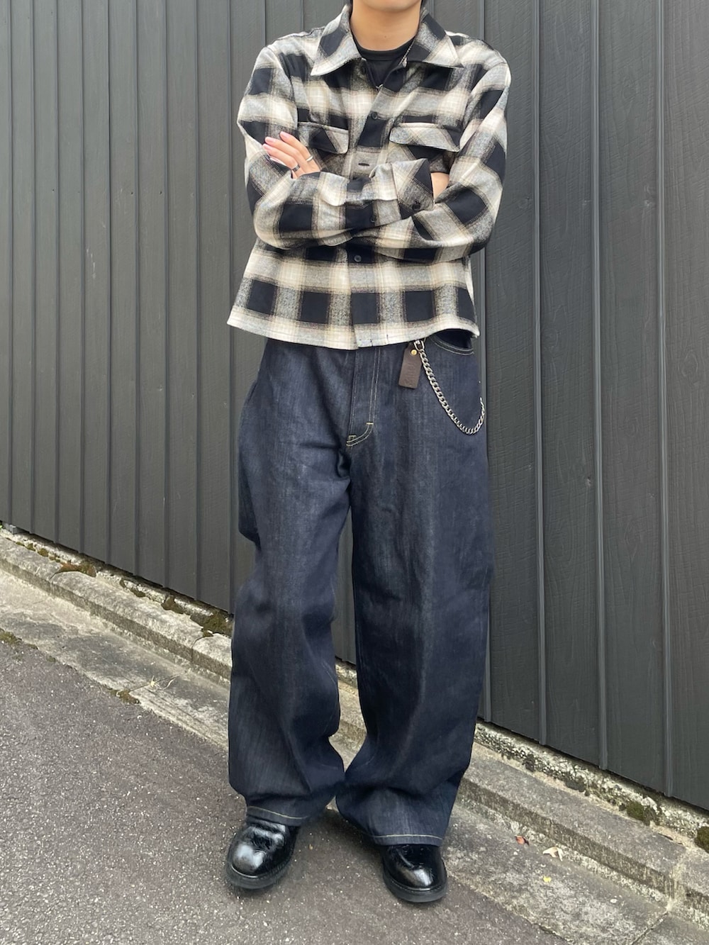 ブルー系のデニムパンツ、ブラック系のシャツ/ブラウス、ブラック系のTシャツ/カットソーを着用したメンズの秋コーディネートの4枚目の写真