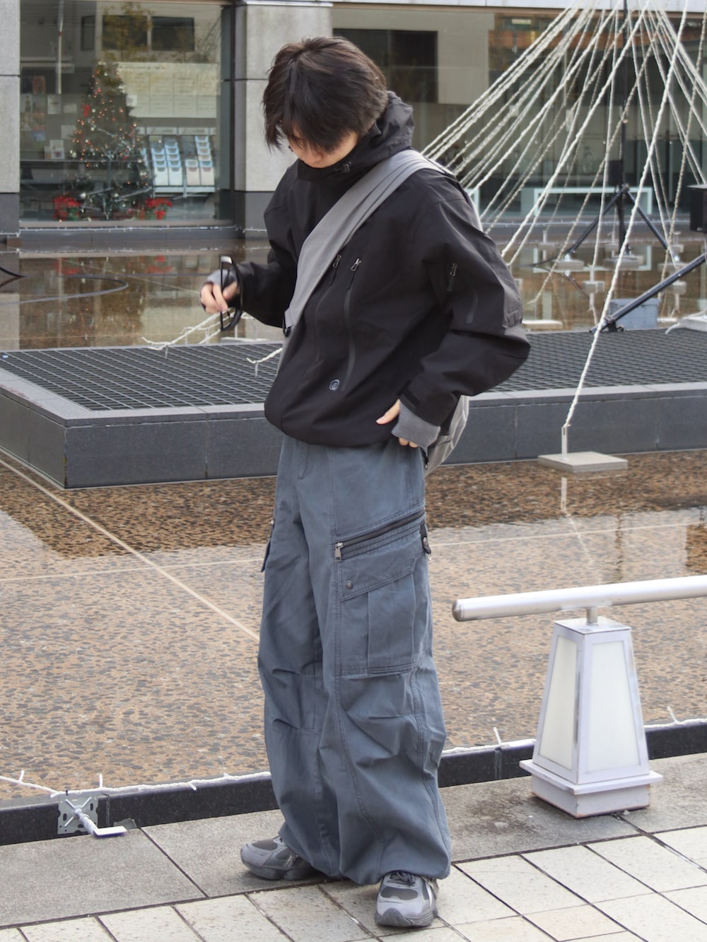 グレー系のショルダーバッグ、その他のナイロンジャケット、その他のその他パンツを着用したメンズの冬コーディネートの3枚目の写真