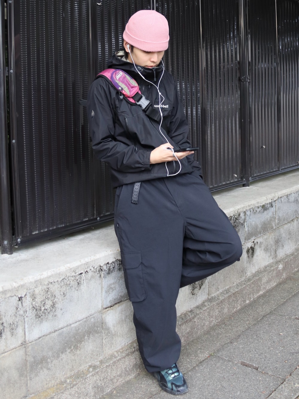 ブラック系のカーゴパンツ、ブラック系のスニーカー、ブラック系のマウンテンパーカーを着用したメンズの秋コーディネートの2枚目の写真