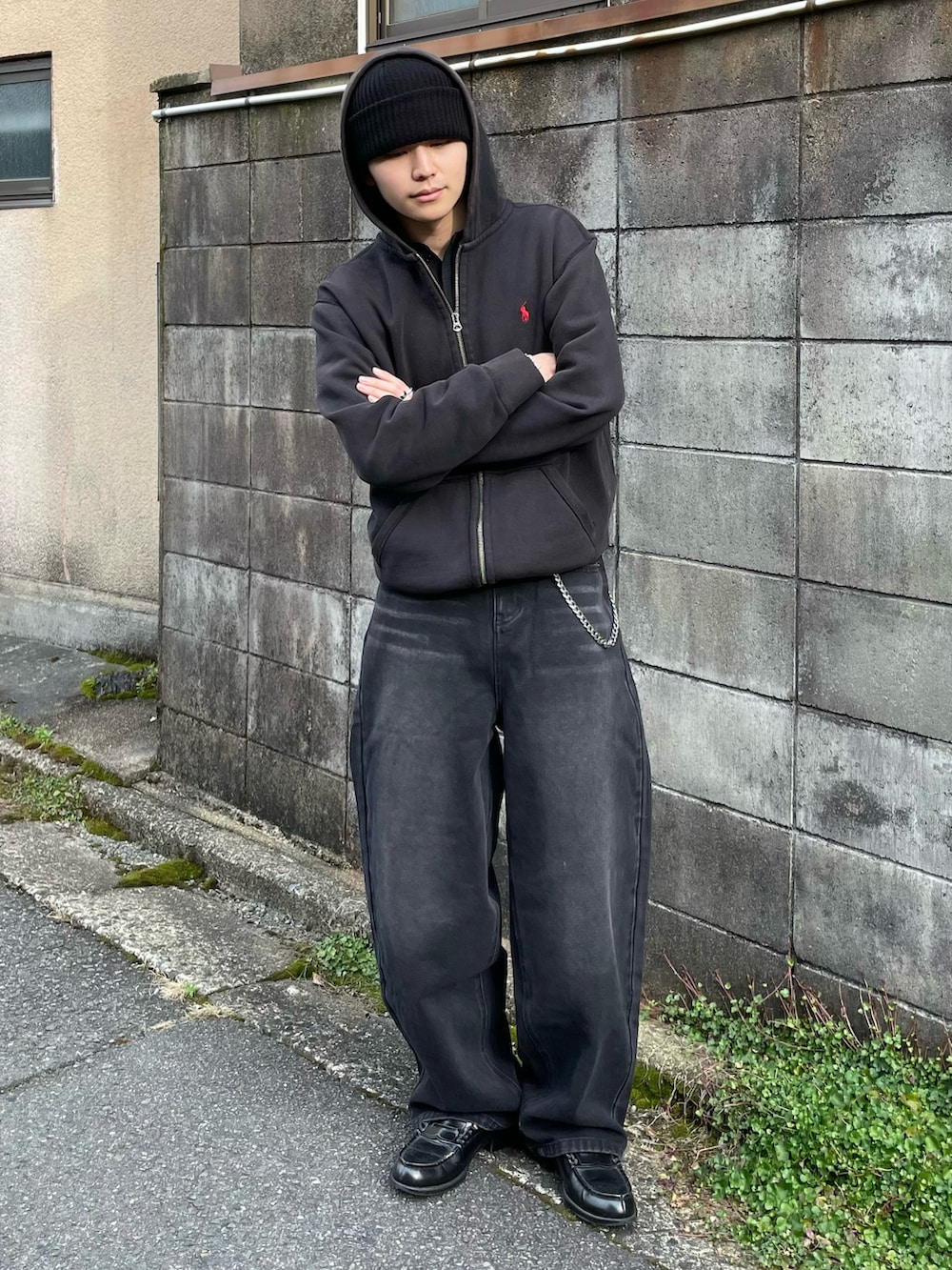 ブラック系のTシャツ/カットソー、ブラック系のローファー、ブラック系のパーカーを着用したメンズの春コーディネートの2枚目の写真
