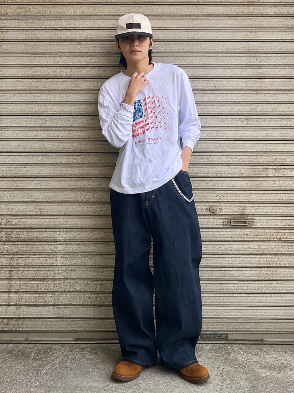 ブルー系のデニムパンツ、ホワイト系のTシャツ/カットソー、ブラウン系のブーツを着用したメンズの夏コーディネートの2枚目の写真