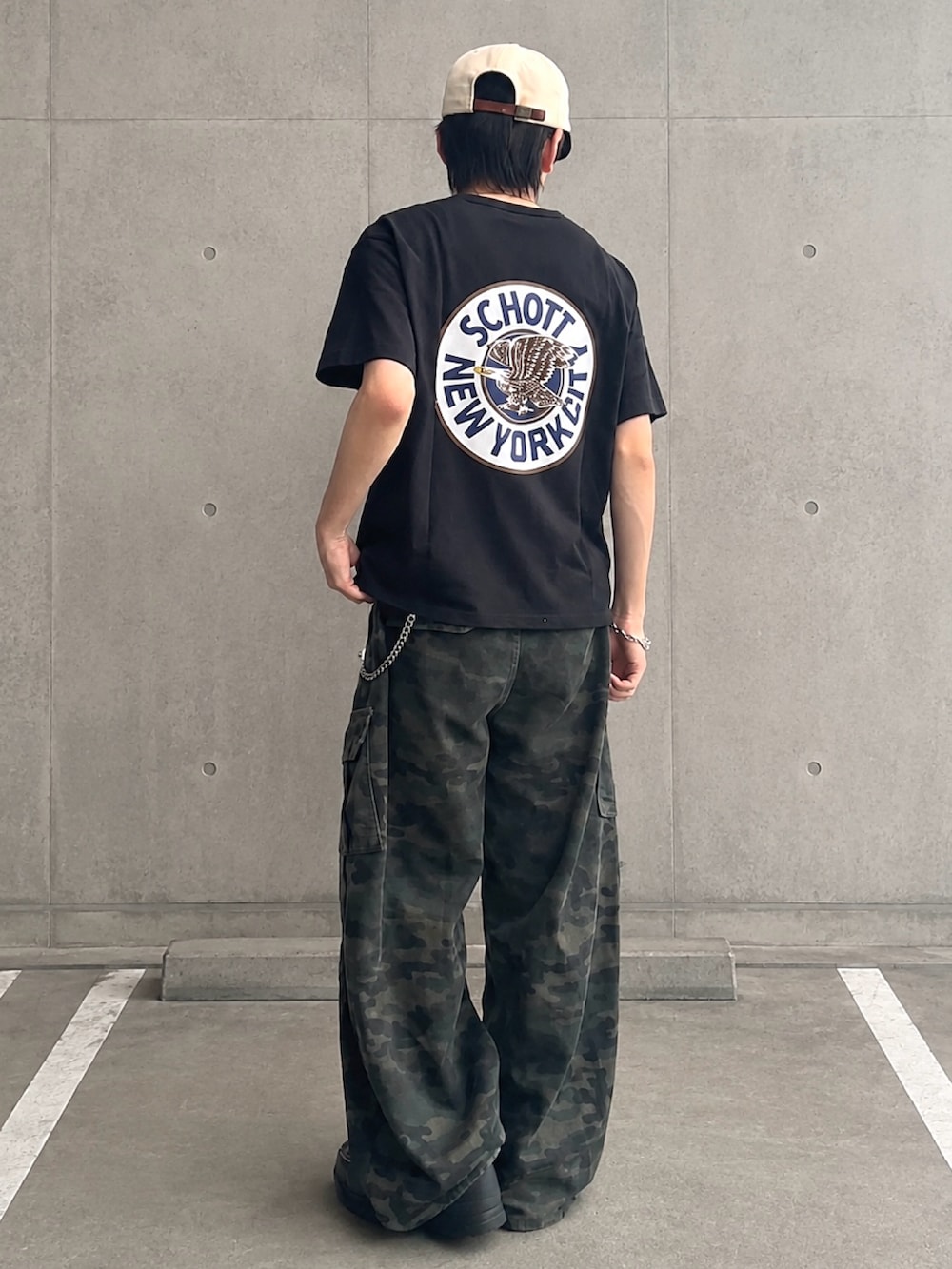 その他のカーゴパンツ、ブラック系のTシャツ/カットソー、ブラウン系のブーツを着用したメンズの夏コーディネートの2枚目の写真