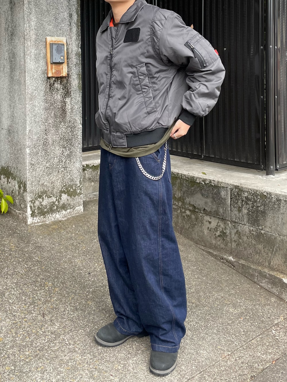 グリーン系のTシャツ/カットソー、ブラック系のブーツ、その他のMA-1を着用したメンズの春コーディネートの3枚目の写真