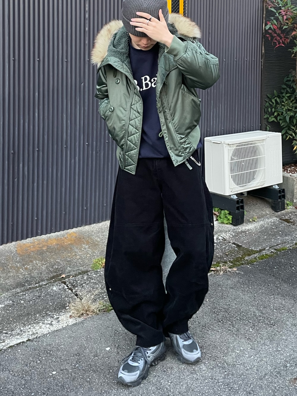 ブルー系のスウェット、その他のその他パンツ、グレー系のスニーカーを着用したメンズの冬コーディネートの3枚目の写真