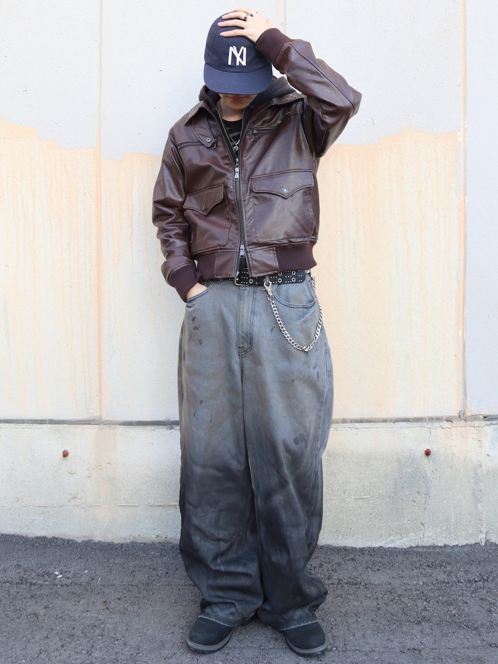 その他のライダースジャケット、その他のデニムパンツ、ブラック系のブーツを着用したメンズの秋コーディネートの3枚目の写真
