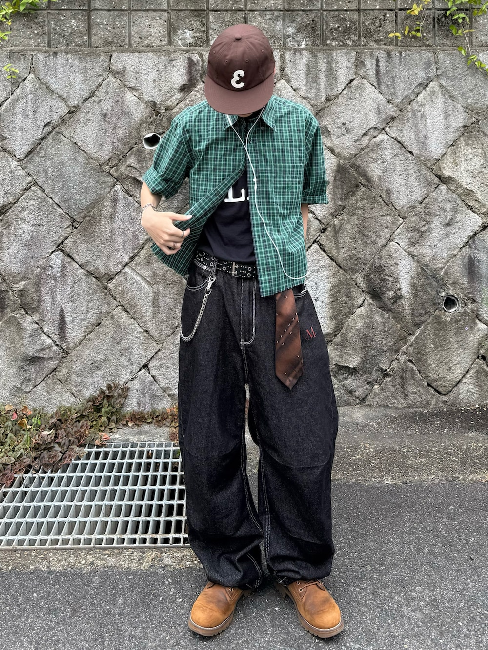 ブラウン系のブーツ、グリーン系のシャツ/ブラウス、ブラック系のデニムパンツを着用したメンズの夏コーディネートの2枚目の写真