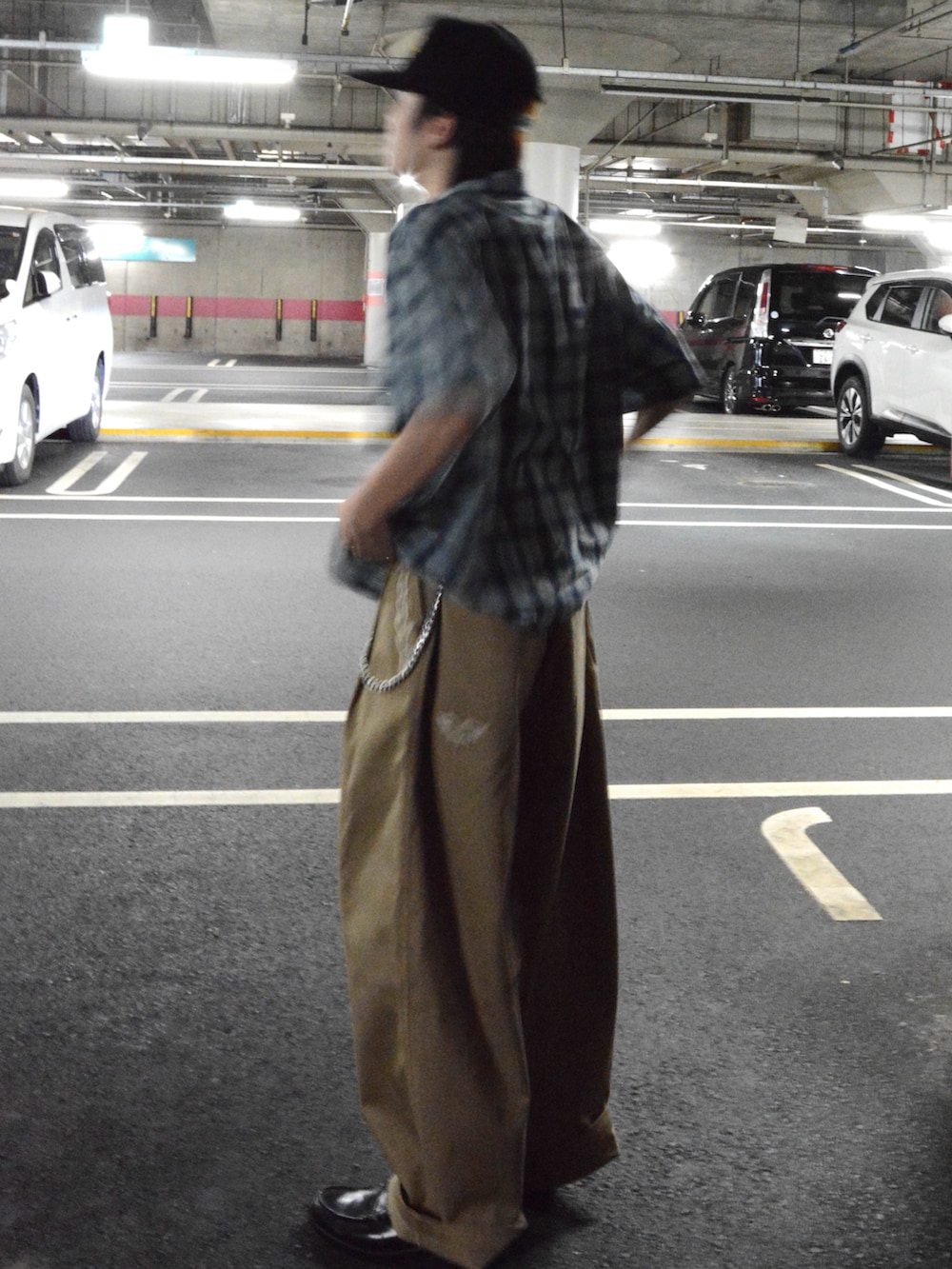 ベージュ系のチノパンツ、ブルー系のシャツ/ブラウス、ブラック系のローファーを着用したメンズの夏コーディネートの3枚目の写真