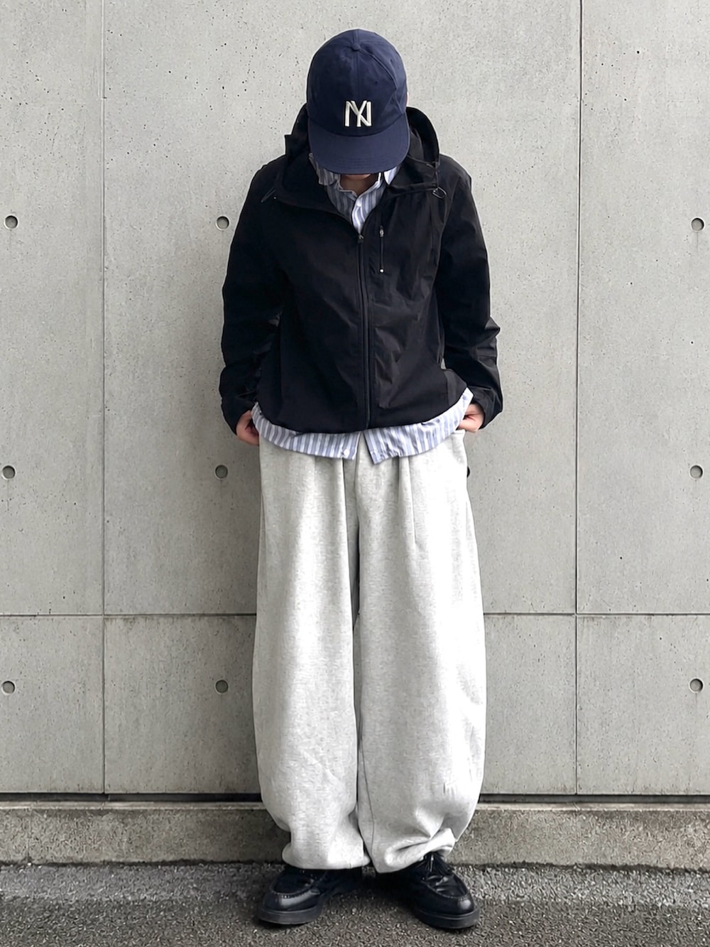 グレー系のシャツ/ブラウス、グレー系のスウェットパンツ、ブラック系のローファーを着用したメンズの夏コーディネートの2枚目の写真