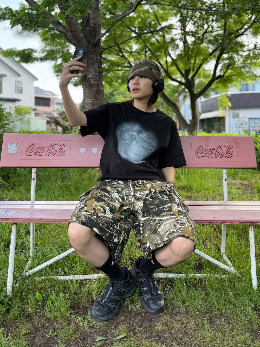 ブラック系のスニーカー、グリーン系のニットキャップ/ビーニー、ブラック系のソックス/靴下を着用したメンズの春コーディネートの4枚目の写真