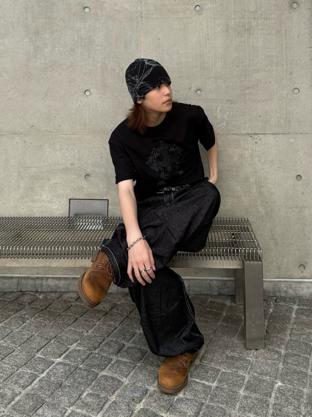 ブラウン系のブーツ、ブラック系のTシャツ/カットソー、ブラック系のデニムパンツを着用したメンズの夏コーディネートの4枚目の写真