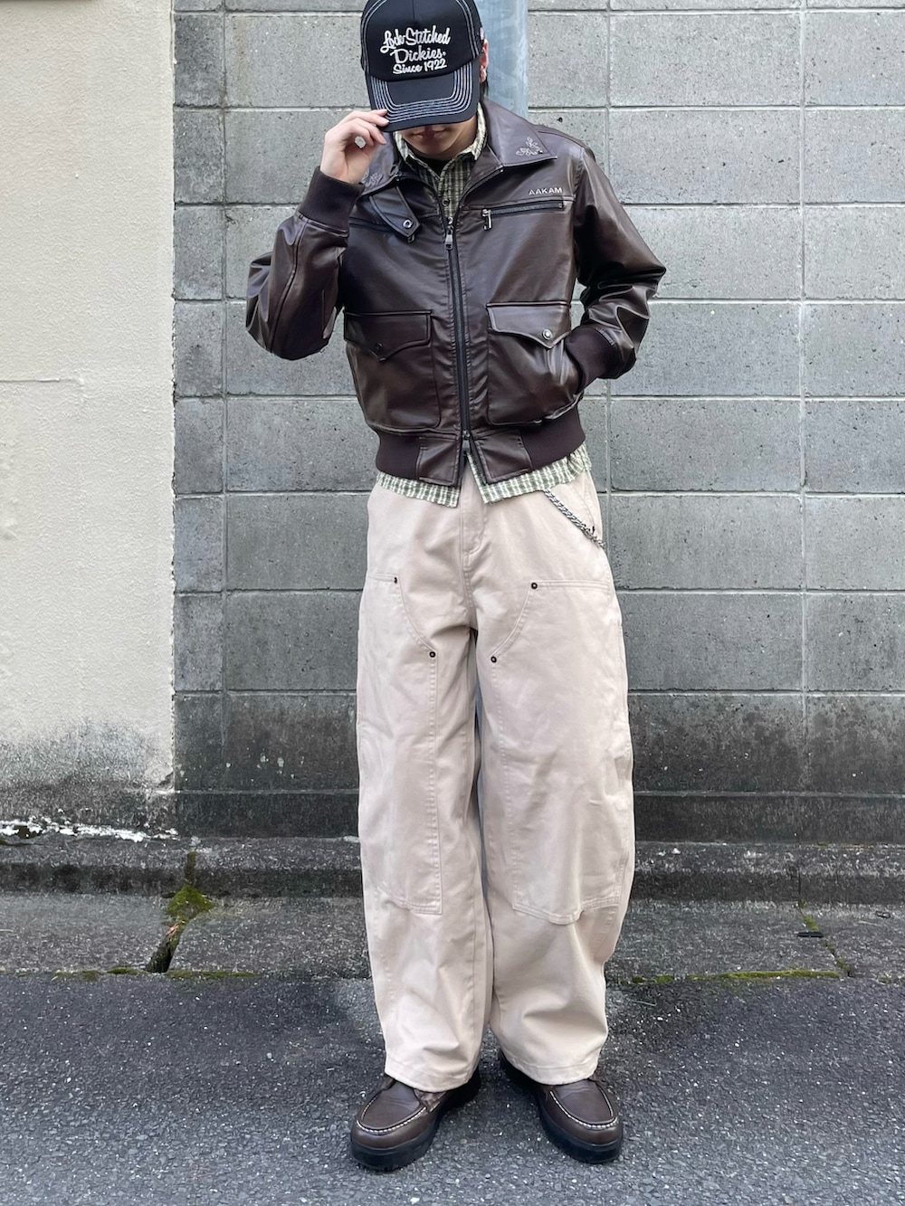 グリーン系のシャツ/ブラウス、ベージュ系のその他パンツ、その他のライダースジャケットを着用したメンズの春コーディネートの3枚目の写真