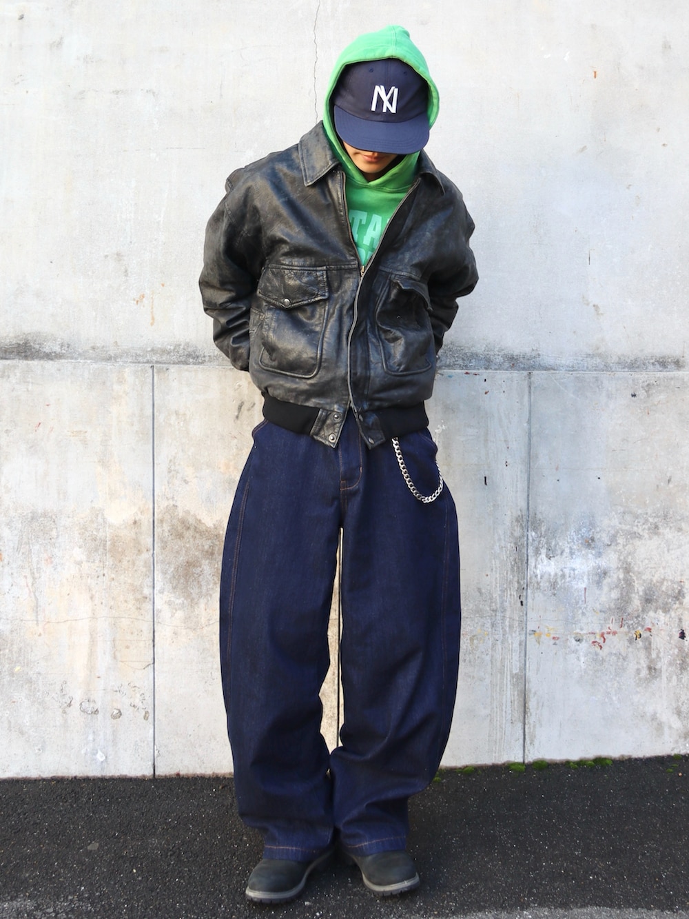 ブラック系のブーツ、その他のデニムパンツ、グリーン系のパーカーを着用したメンズの冬コーディネートの3枚目の写真