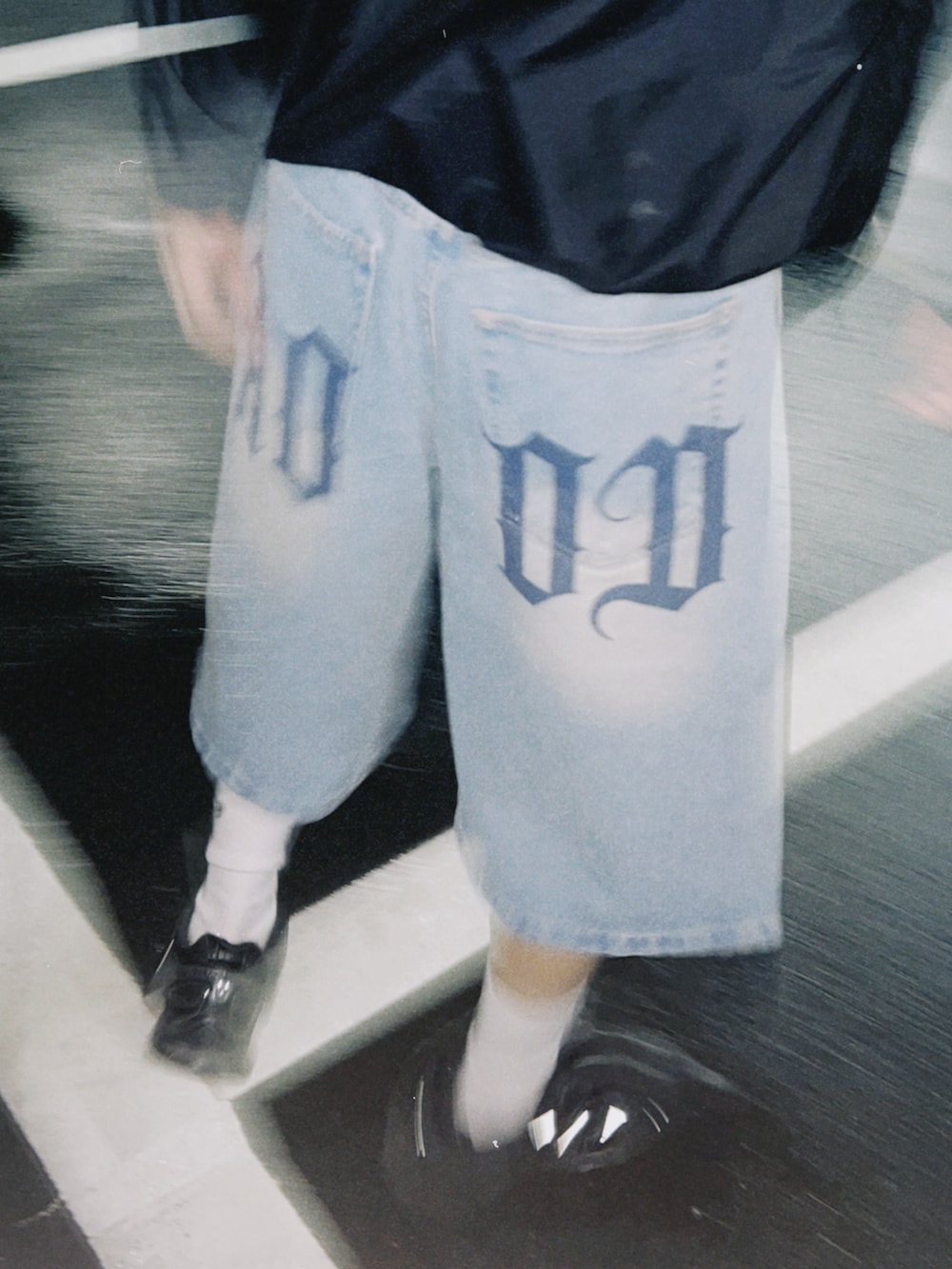 ピンク系のシャツ/ブラウス、ホワイト系のTシャツ/カットソー、ブルー系のデニムパンツを着用したメンズの夏コーディネートの5枚目の写真
